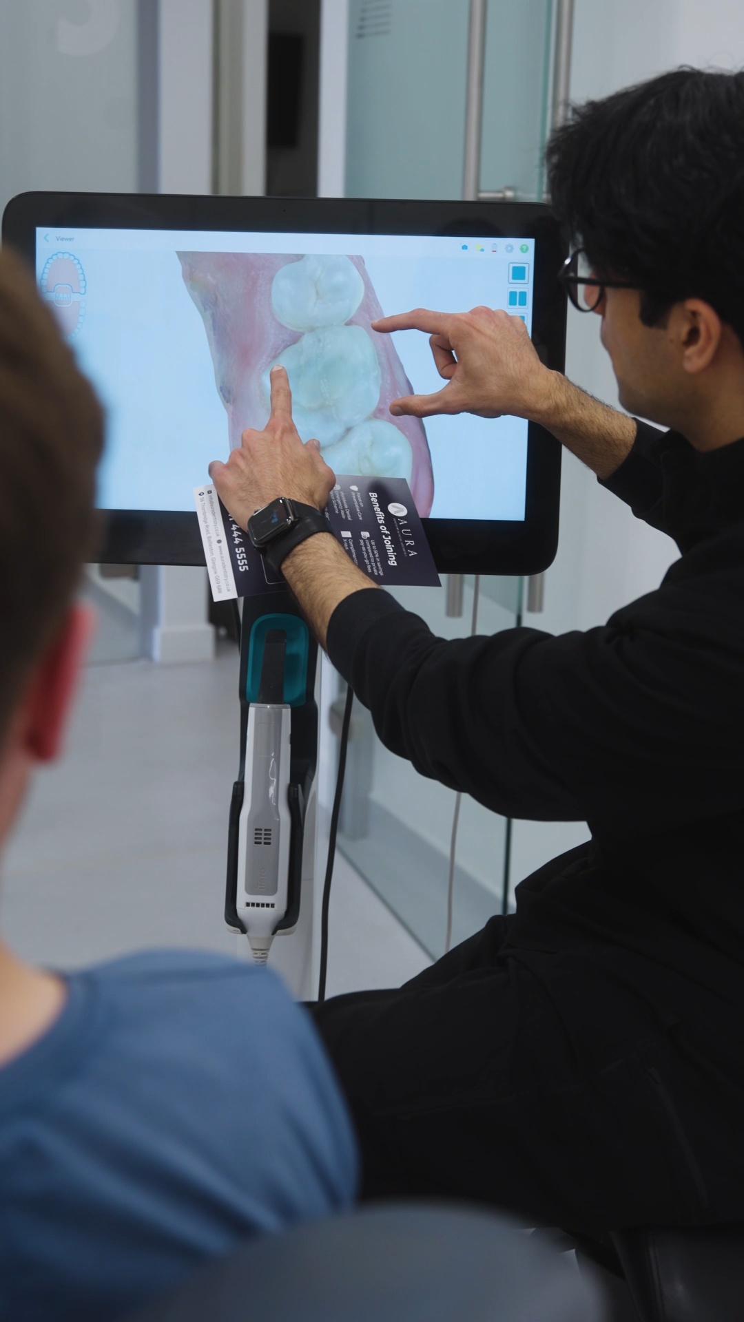 Dr Ahad showing a patient their iTero scan